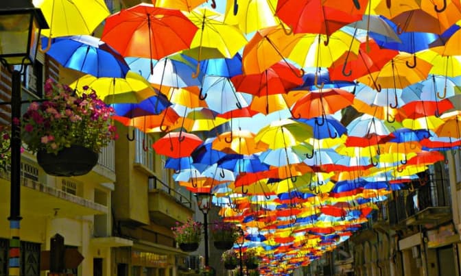 Львів’ян запрошують на площу Ринок з кольоровими парасольками