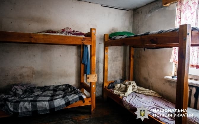 На Київщині викрили «реабілітаційний центр», де людей тримали у рабстві, серед потерпілих є неповнолітній