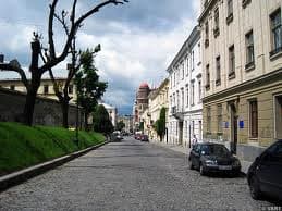 На вулиці Валовій у Львові знову паркуватимуться автомобілі