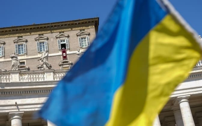 У Ватикані випустили срібну монету, присвячену Україні. Фото