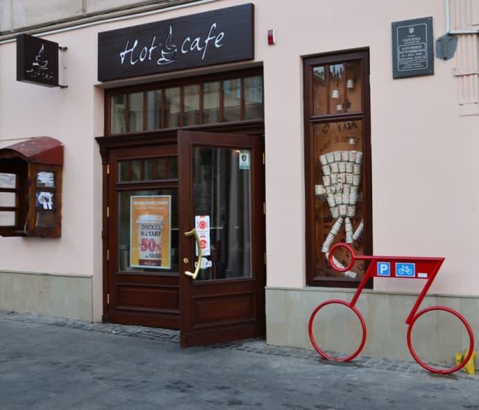 У центрі Львова з'явилася оригінальна велопарковка