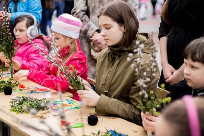 Як у Львові діти Великодню вербу прикрашали: фото