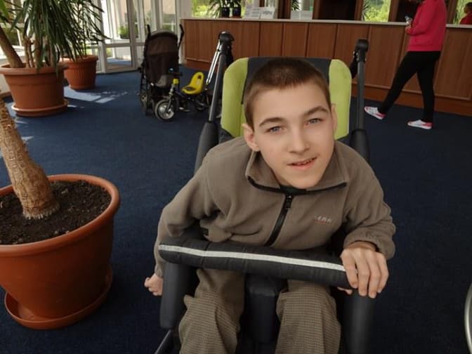 Львів'ян просять допомогти хлопчику, хворому на ДЦП. Як долучитися