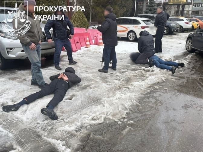 У Києві викрили масштабну схему організації ухилення від служби, серед учасників — працівники ТЦК, експоліцейський і неповнолітня дитина