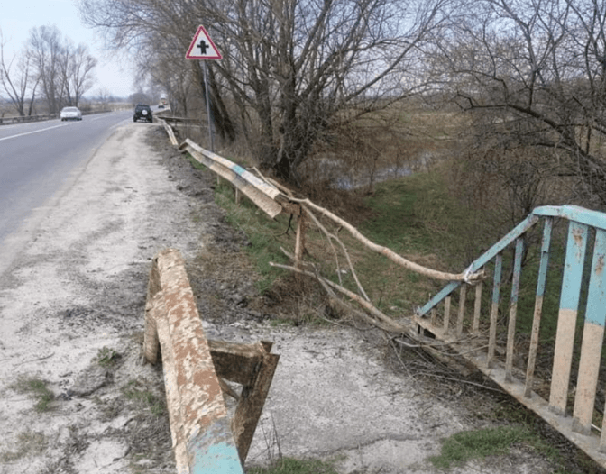 Поліція видала понад сотню приписів про недоліки на дорогах Львівщини. Фото