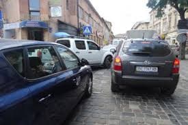 Біля захоплених адмінбудівель у Львові утруднений рух