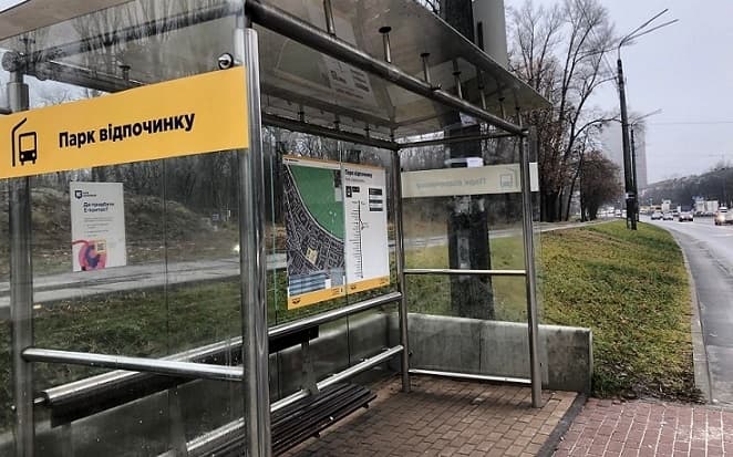 У «Київпастрансі» пояснили, чому замовили скляні зупинки під час війни