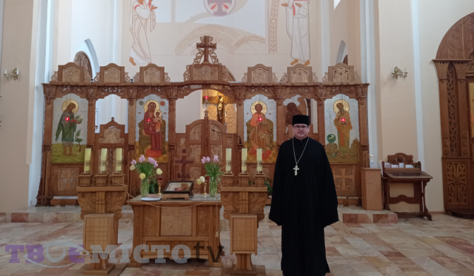 «Мене вчать віряни». Як священник проводить у Львові незвичні Служби Божі