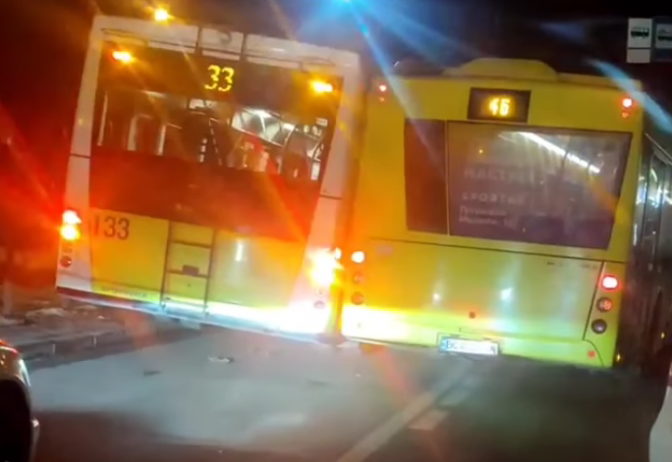 У центрі Львова зіткнулися тролейбус і автобус