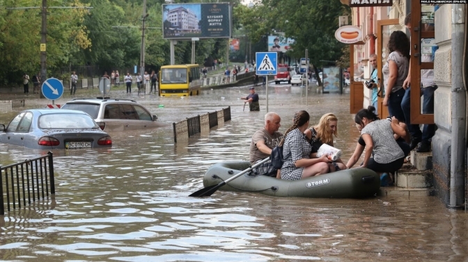 Наслідки інтенсивної зливи 17 серпня 2018 року на вул. Сахарова. Фото: Павло Паламарчук