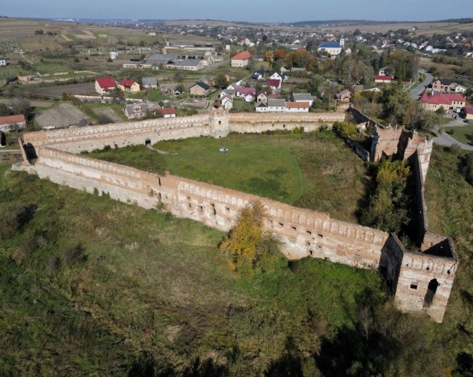 Фото: Замок у Старому селі/Карпатіум