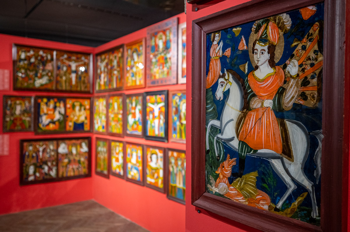 Ікони на склі, вишиванки, живопис. У Львові відкрили виставку з унікальної колекції