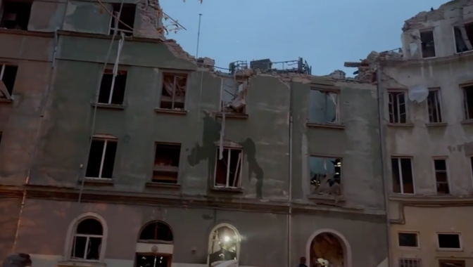 Будинок, в який влучила російська ракета / Скрін з відео Максима Козицького