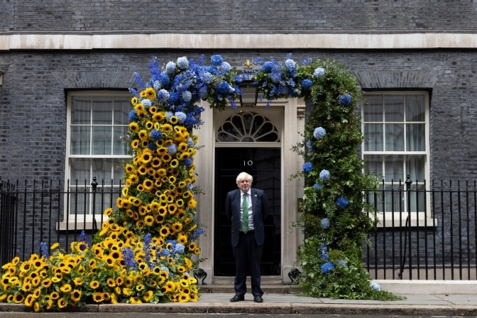 Борис Джонсон біля своєї резиденцію, яку прикрасили соняхами та синіми букетами / Фото: РА