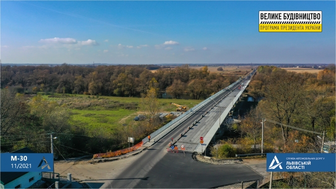 У Жидачеві для руху транспорту відкрили дві смуги відремонтованого мосту.  Фото