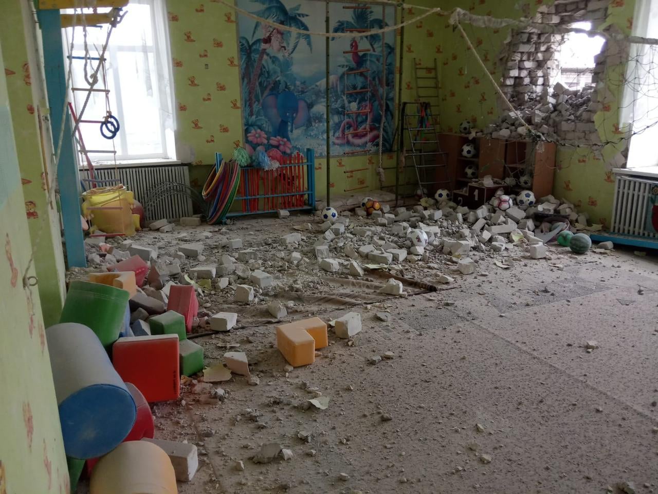 Фото: Бойовики на Донбасі обстріляли дитячий садок