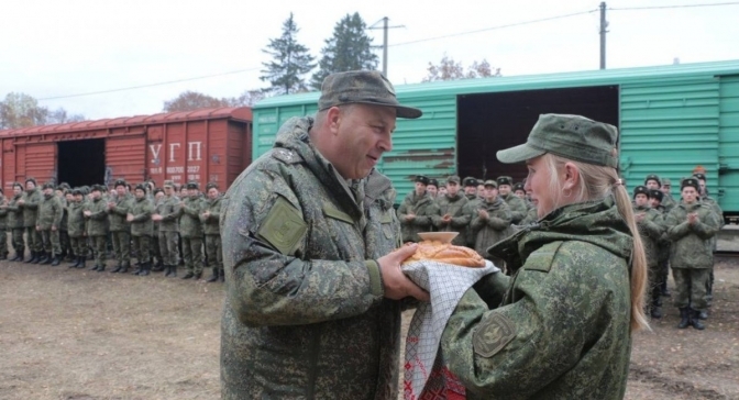 У білорусі росіян зустрічали з «хлібом-сіллю». Фото: Defence-ua.com