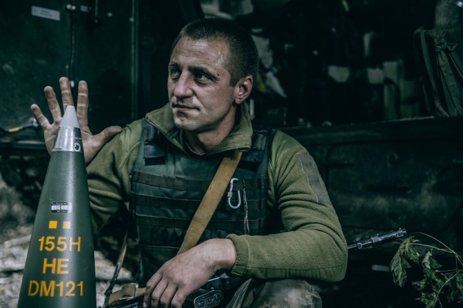 Український артилерист зі снарядом / Фото: Юлія Кочетова, Ukraїner