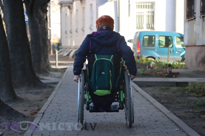 Містом на інвалідному візку. Чи стали оновлені вулиці Львова доступними. Експеримент
