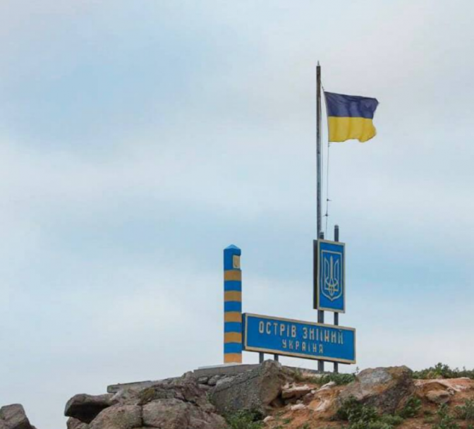 Український прапор на о.Зміїний / Фото: Держприкордонслужба