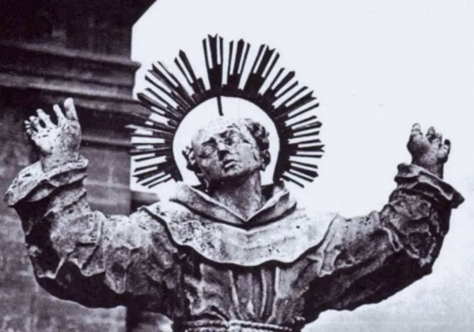 Скульптура Яна з Дуклі на колоні перед костелом бернардинів у Львові, фото до 1939 року - Фотографії старого Львова