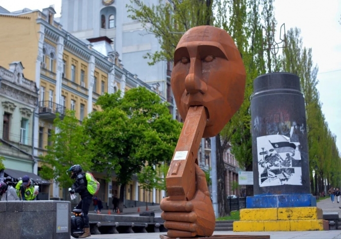 Інсталяція «Zaстрелись» біля постаменту памʼятника Леніну в Києві, 7 травня 2022 року