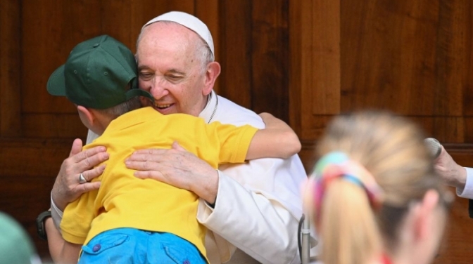 Папа Франциск з українським хлопчиком-біженцем у Римі 4 червня/Getty images