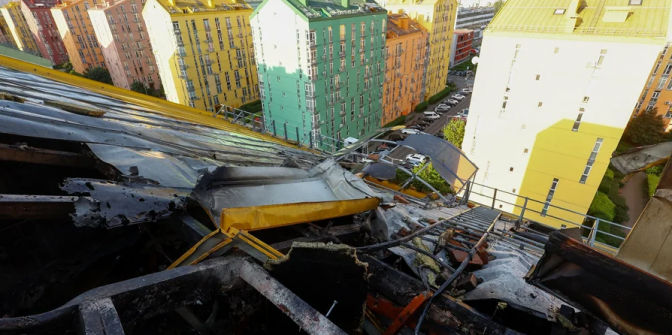 Пошкоджений фасад ЖК Комфорт-Таун (Фото:REUTERS / Valentyn Ogirenko)