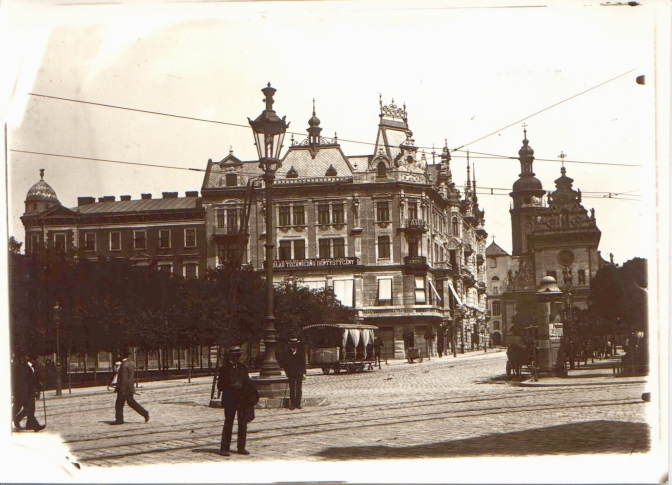 Площа Галицька із газовим ліхтарем для освітлення. Фото поч. 20 ст.
