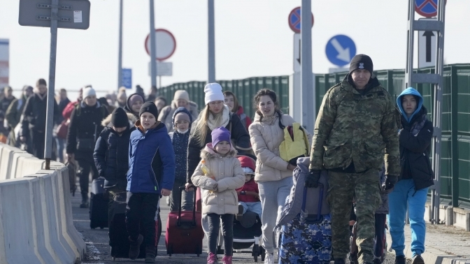 Українські біженці прямують у Польщу. Фото: Associated Pressм