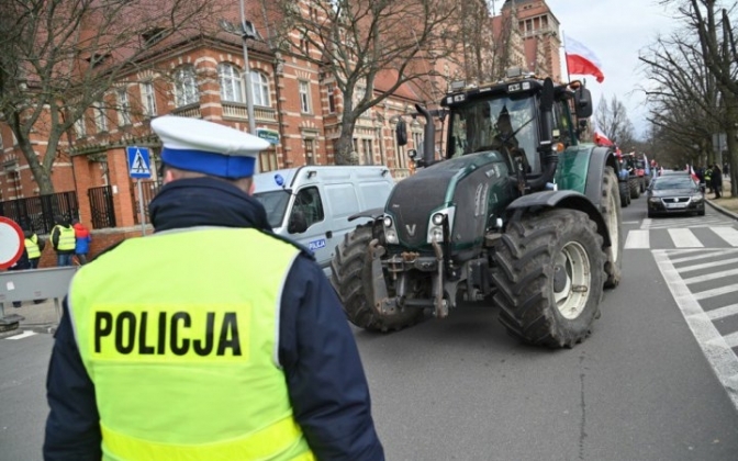 Польські фермери блокують вулицю під час протесту в Щецині, 3 квітня 2023 року. Фото: EPA/UPG