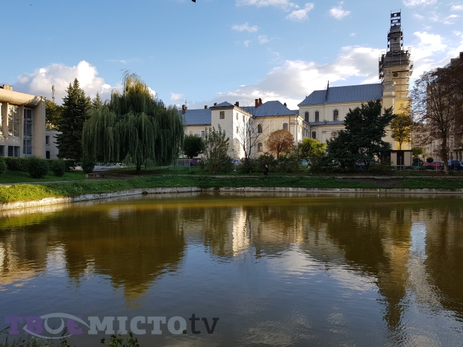 Нетуристичний Львів: монастирський став, готичний палац та дім для жебраків