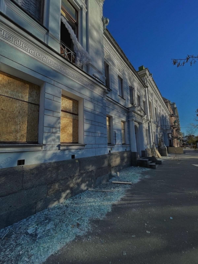 Пошкоджений фасад музею внаслідок російського обстрілу 10 жовтня 2022 року