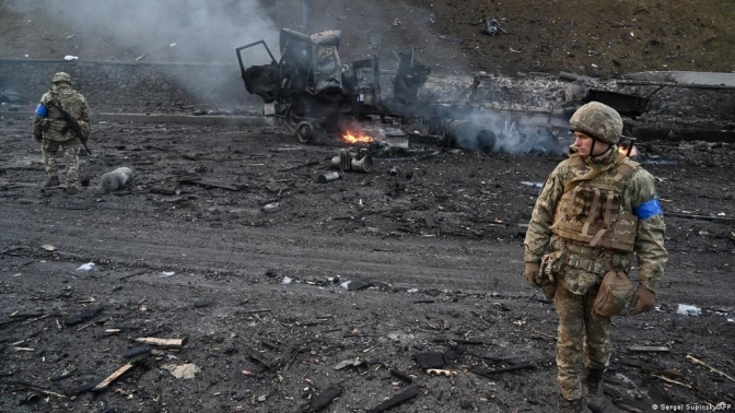 Українські солдати біля розбитої російської техніки