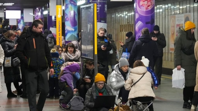 Кияни переховуються на станції метро під час ракетного обстрілу 26 січня. Фото: Голос Америки