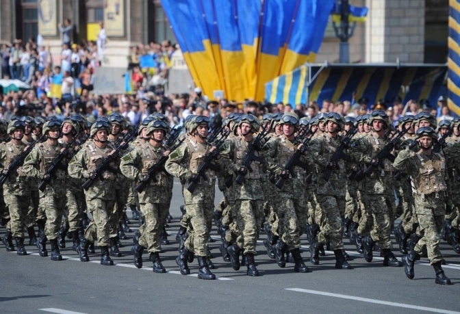 «Українці скуповують не сірники і гречку, а зброю». Володимир В’ятрович про протистояння з Росією