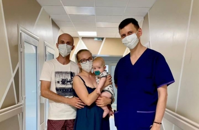 Юліан із батьками та дитячим кардіохірургом Віталієм Петровим, який зберіг йому життя