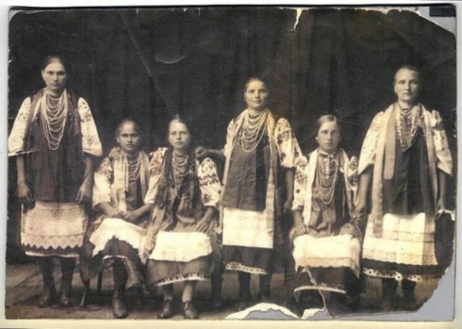 Фото: Дівчата Бахмутського повіту в етнічному вбранні. Початок 20-го ст.