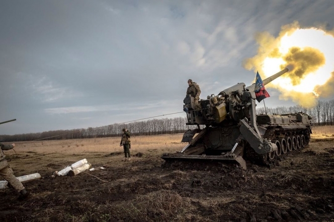 Українські артилеристи стріляють у бік ворога / Фото: Albert Lores
