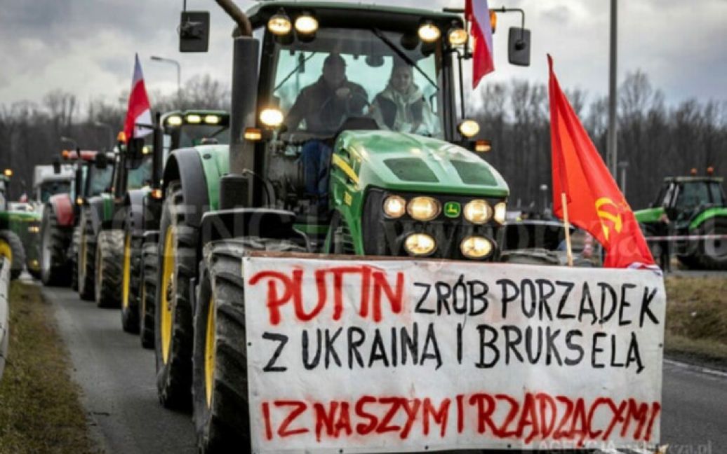 Плакат на тракторі польського фермера