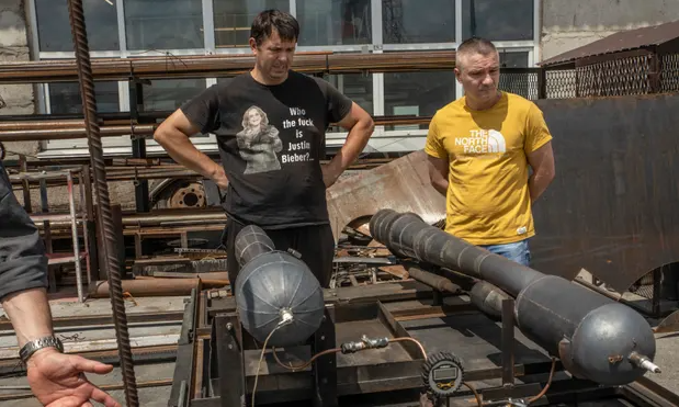 Інженери Віталій Корнійчук (зліва) та Акім Клейменєв готуються до випробувань прототипів двигунів. Фото: Алессіо Мамо/The Guardian