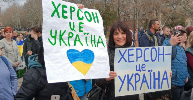 Жителі Херсону на мітингу проти російської окупації/Фото: Суспільне Херсон
