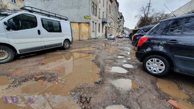 Як отримати відшкодування за розірвані колеса через ями у Львові. Пояснення юриста