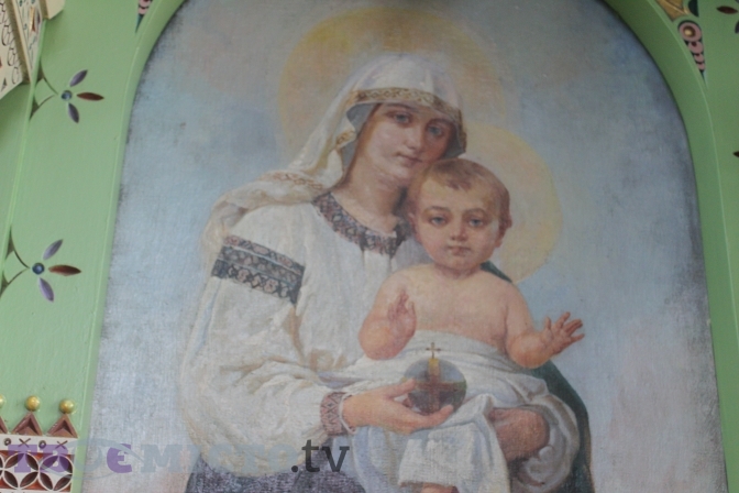 Богородиця і Христос у вишиванці. На Львівщині є храм з неповторним іконостасом