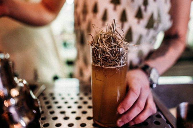 «Голка в сіно». Як львівський коктейль-бар садить дерева в місті і переборює карантин