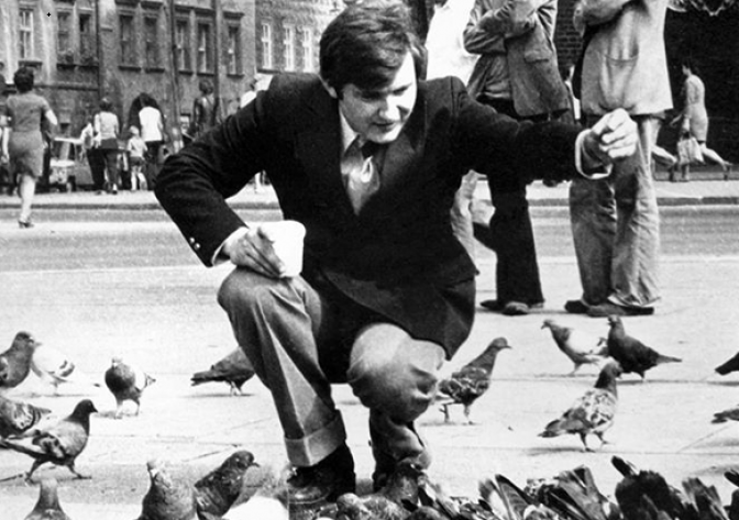 Володимир Івасюк годує голубів на площі Ринок. Краків, 1974 рік, Фото зі Збруча