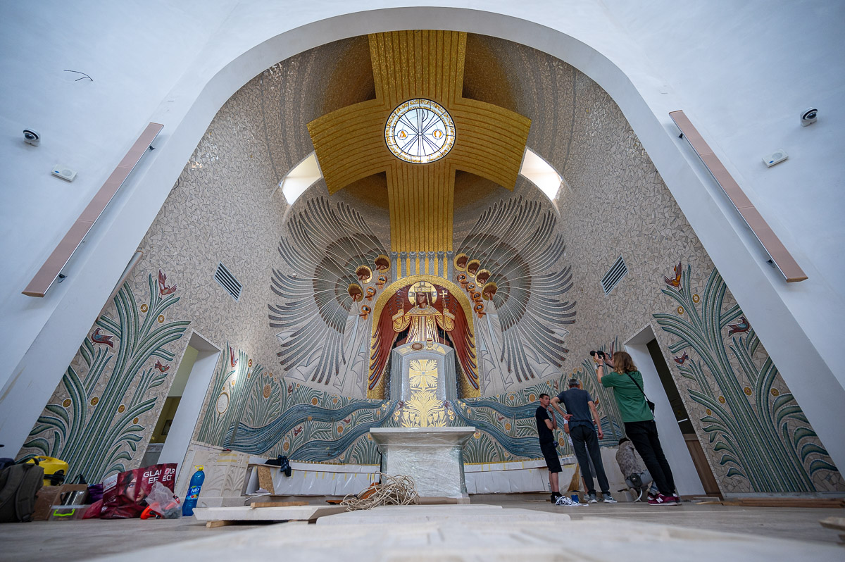 В університетському храмі УКУ тепер кожен може побачити вівтарну частину унікальної мозаїки святої Софії_2