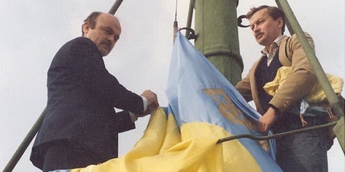 Вигукували «Слава Україні» і плакали. Як у Львові вперше підняли синьо-жовтий прапор