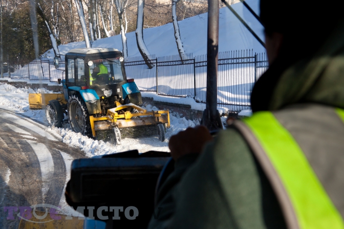 Бракує техніки та людей. Як журналістка допомагала розчищати Львів від снігу. Фоторепортаж