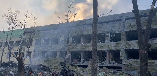 Знищена лікарня в Маріуполі